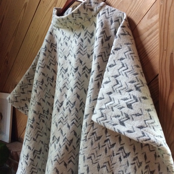 SOLD Amazing Lord & Taylor poncho! - Picture 3 of 7